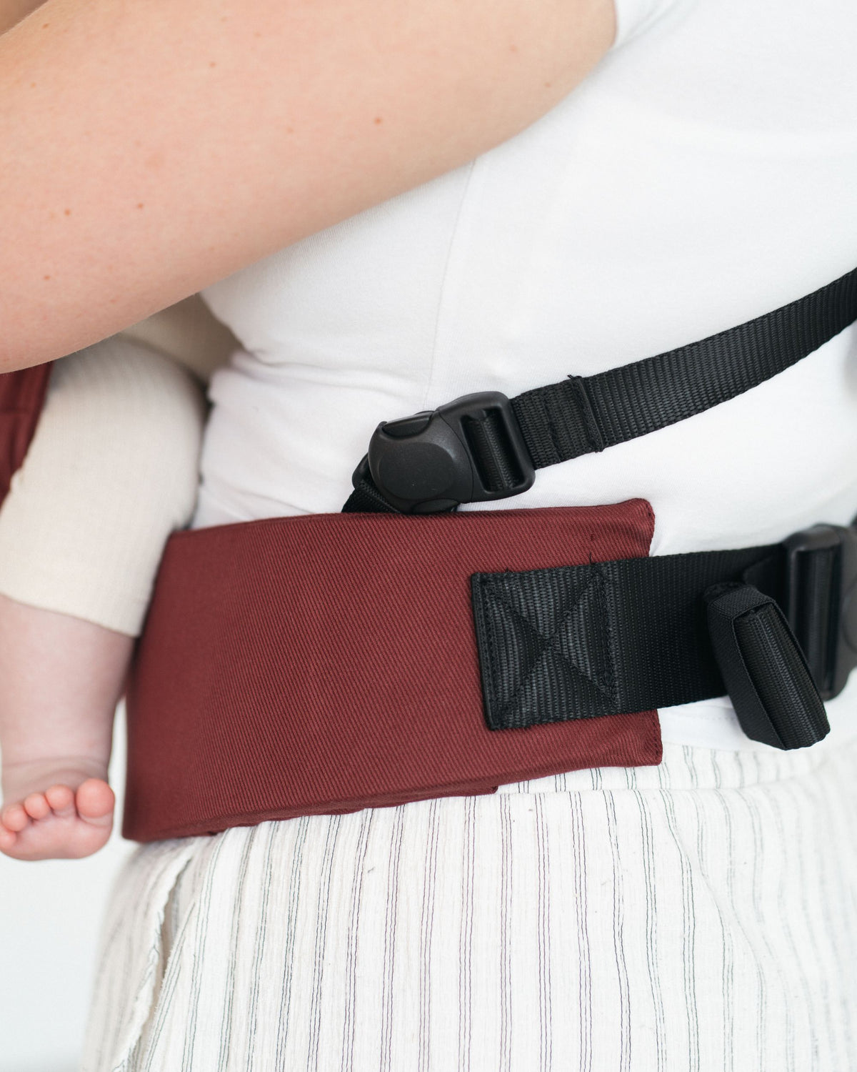 Qookie Vario - Full Buckle Baby Carrier - Ruby