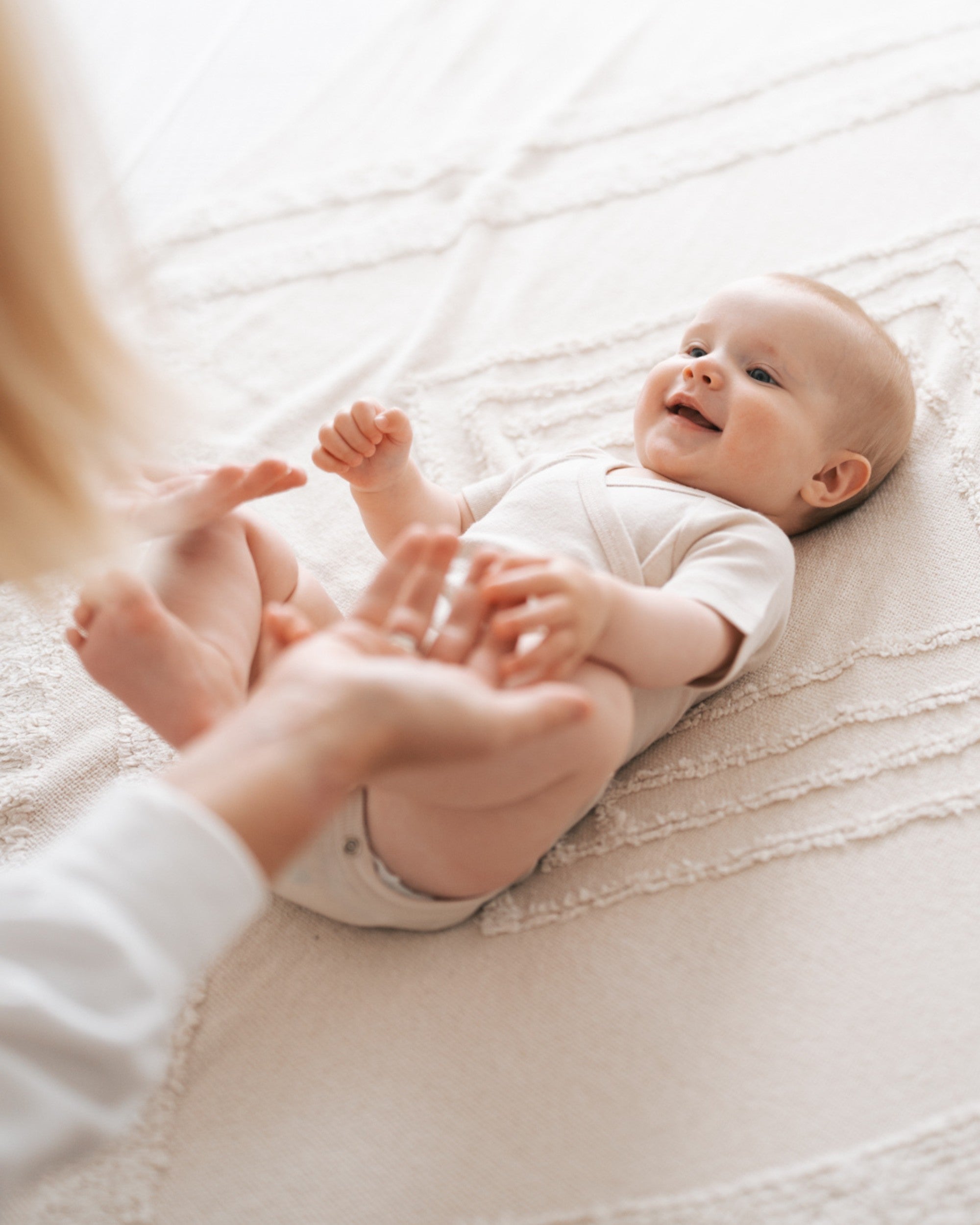 Body avvolgente a maniche corte per neonato in lana e seta - Beige